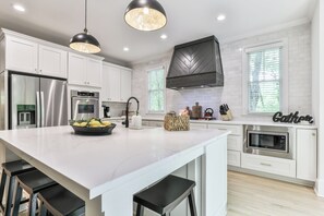 Kylskåp, mikrovågsugn, ugn och spishäll