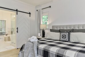 4 bedrooms, desk, iron/ironing board, WiFi