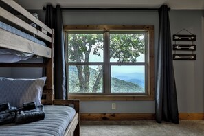 5 bedrooms, iron/ironing board, WiFi, bed sheets
