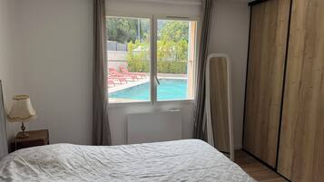3 bedrooms, iron/ironing board, WiFi, bed sheets