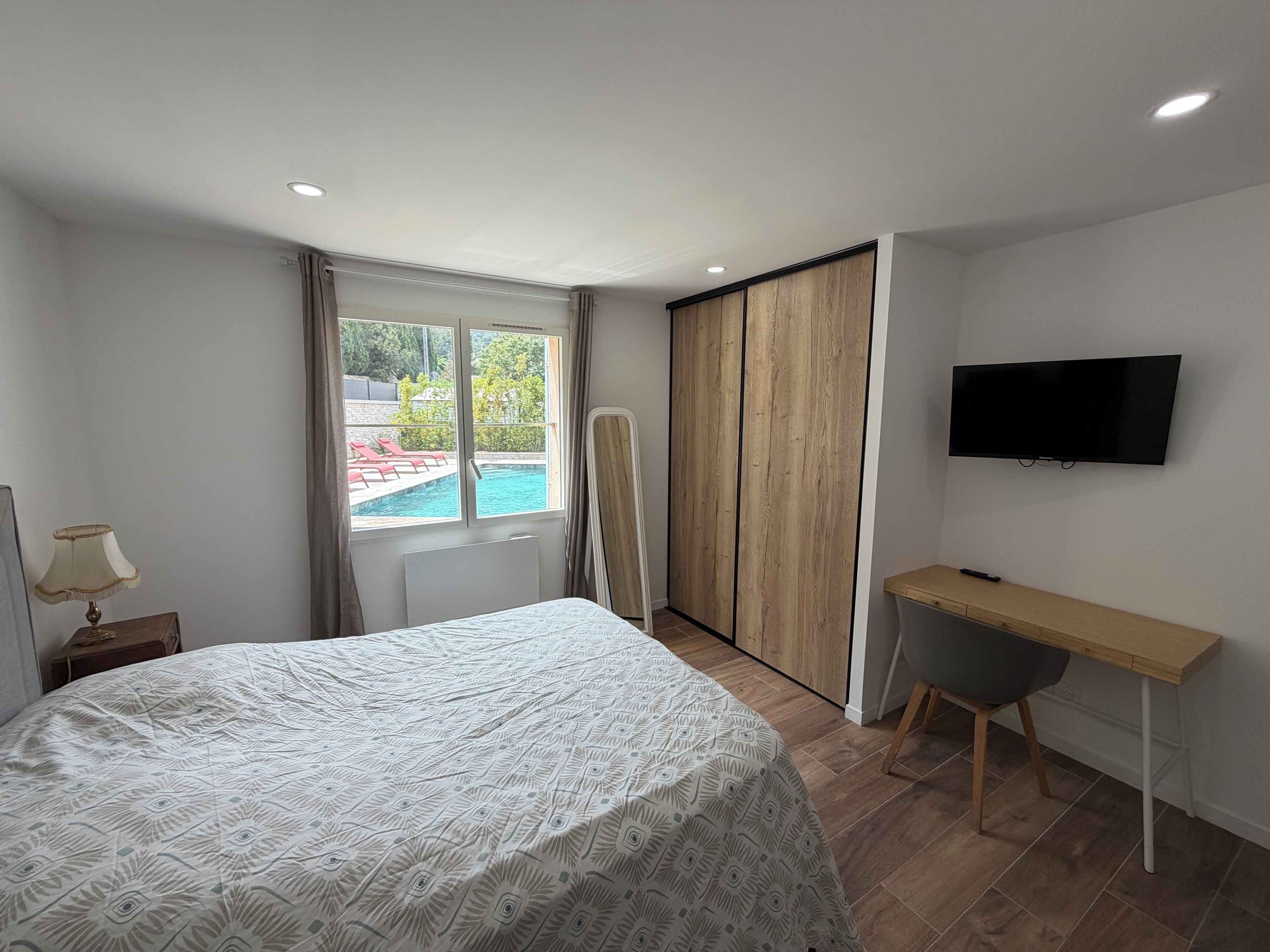 3 habitaciones, tabla de planchar con plancha, wifi y ropa de cama 