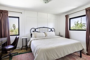 3 habitaciones, escritorio y tabla de planchar con plancha 