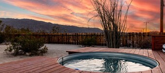 Vintage Oasis: Hot Tub, Fast Wifi, 5 mins to Park