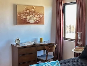 3 chambres, bureau, fer et planche à repasser, lit de bébé portatif