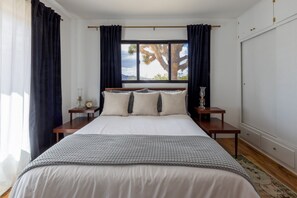 3 bedrooms, desk, iron/ironing board, travel cot - Vintage Oasis: Hot Tub, Fast Wifi, 5 mins to Park (Twentynine Palms)