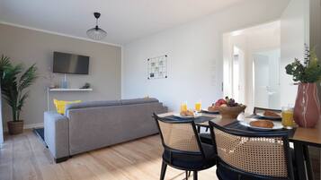 Deluxe-Apartment, 1 Schlafzimmer, Balkon | Kostenloses WLAN, Bettwäsche