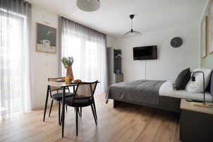 Deluxe Studio, 1 Queen Bed | Free WiFi, bed sheets