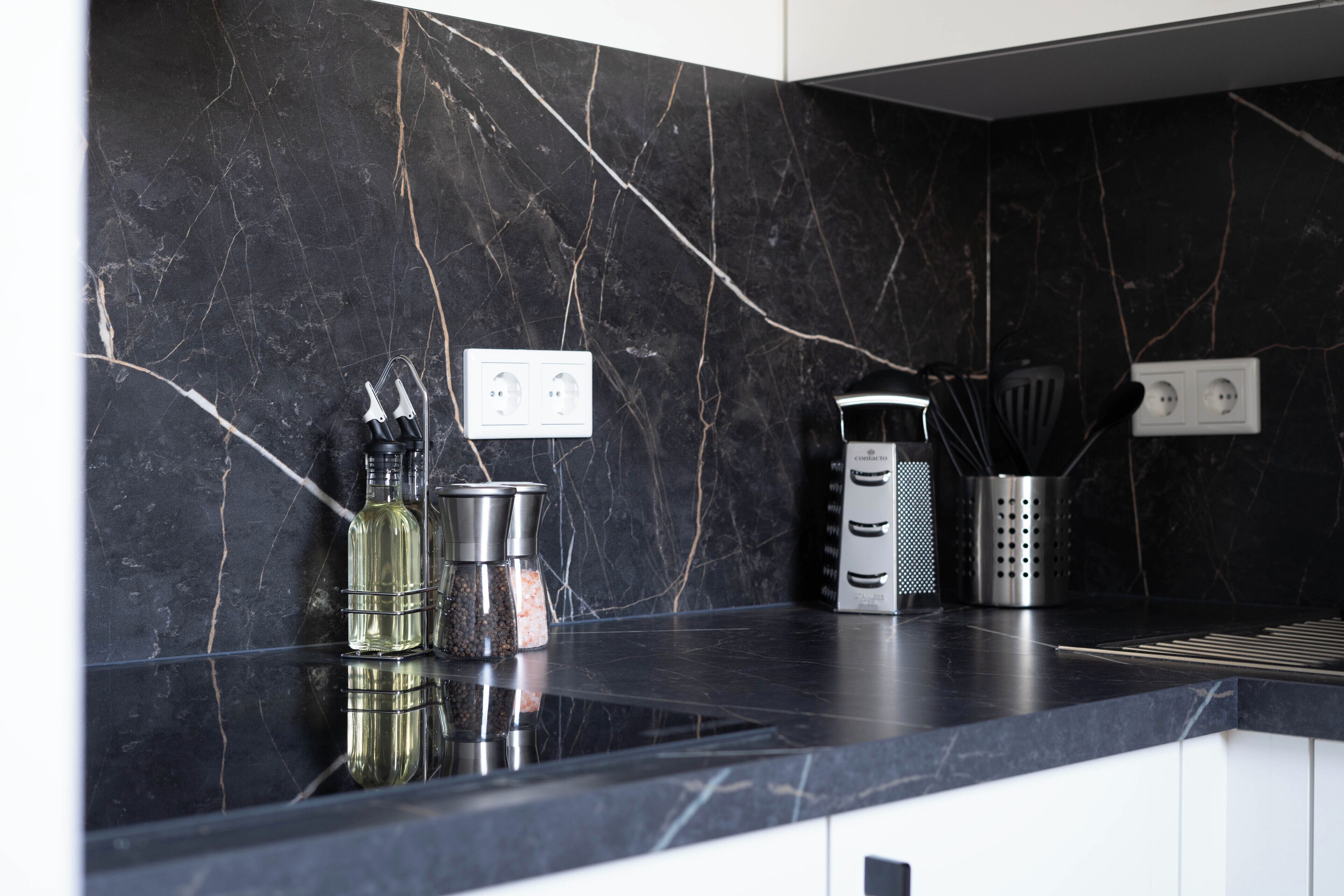 Deluxe Apartment, 1 Bedroom, Balcony | Private kitchen | Fridge, microwave, cookware/dishes/utensils, dining tables