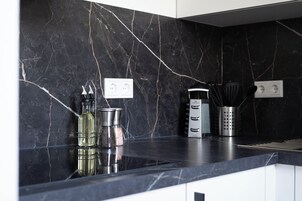 华丽公寓, 1 间卧室, 阳台 | 私人厨房 | 冰箱、微波炉、厨具/餐具、餐桌