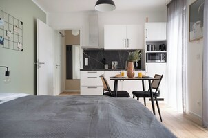 华丽开间, 1 张大床 | 私人厨房 | 冰箱、微波炉、厨具/餐具、餐桌