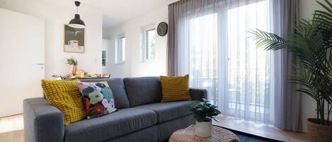 Apartamento luxo, 1 quarto, sacada | Área de estar | TV de tela plana