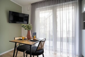 Studio – deluxe, 1 queensize-seng, balkong | Wi-fi (inkludert) og sengetøy