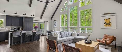 Een smart-tv en een open haard