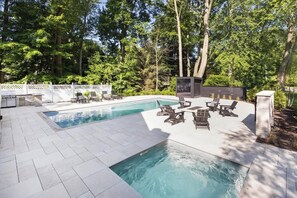 A heated pool - Living My Best Life w Private Gordon Beach Access (Union Pier)