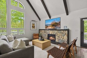 Smart TV, chimenea y oficina