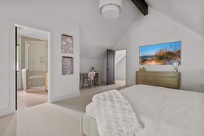 3 bedrooms, iron/ironing board, WiFi, bed sheets - Living My Best Life w Private Gordon Beach Access (Union Pier)