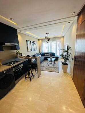 Căn hộ tiện nghi đơn giản, ban công, quang cảnh thành phố | Khu phòng khách