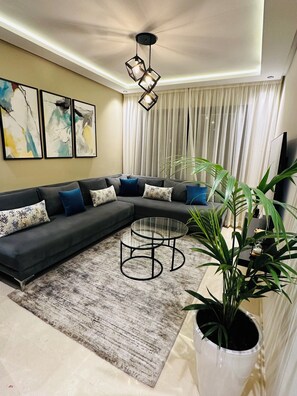 Căn hộ tiện nghi đơn giản, ban công, quang cảnh thành phố | Khu phòng khách