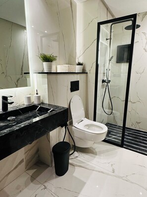 Comfort-Apartment, Balkon, Stadtblick | Badezimmer