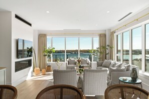 تلفزيون، مدفأة، مكتب، طابعة