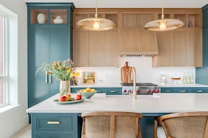 Refrigerador, horno, utensilios de cocina y comedor 