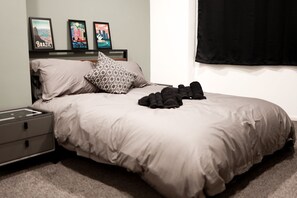 3 bedrooms, WiFi, bed sheets - Vrbo won’t remove this listing. Do not book.  (Northampton)