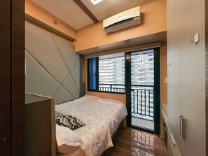 1 bedroom, iron/ironing board, WiFi, bed sheets - 1BR Makati, Air Residences M005 (Makati)