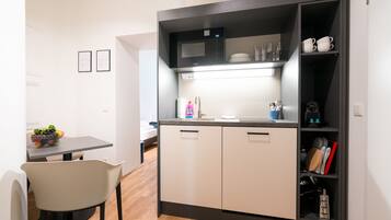 Kühlschrank, Mikrowelle, Herdplatte, Geschirrspüler