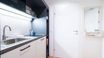 Kühlschrank, Mikrowelle, Herdplatte, Geschirrspüler