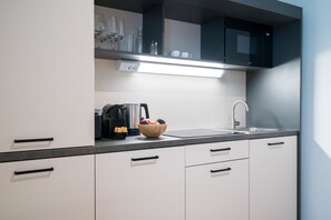 Kjøleskap, mikrobølgeovn, kokeplater og oppvaskmaskin