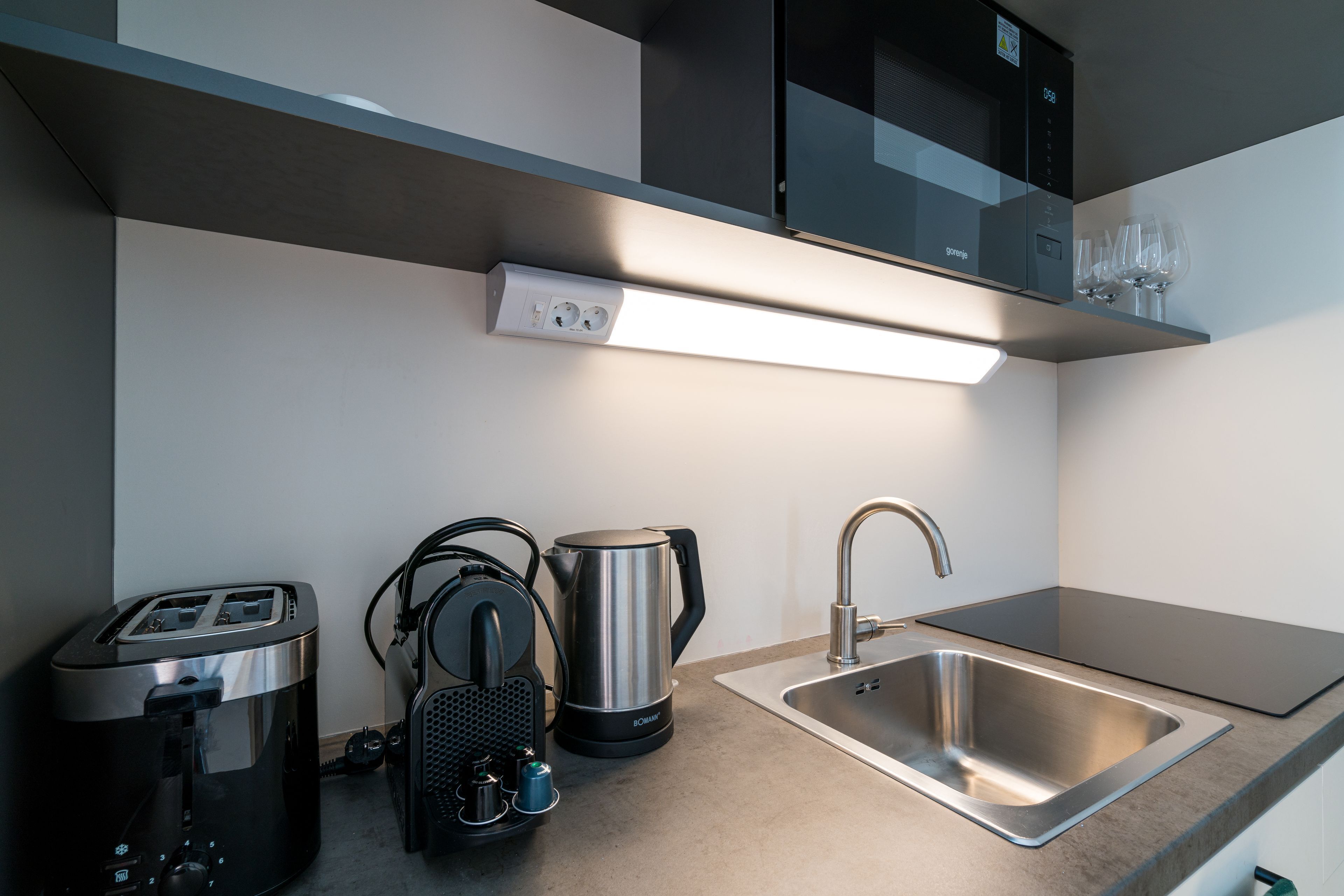 Kühlschrank, Mikrowelle, Herdplatte, Geschirrspüler