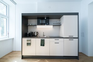 Kühlschrank, Mikrowelle, Herdplatte, Geschirrspüler