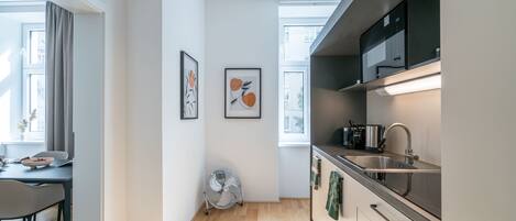 Fridge, microwave, stovetop, dishwasher