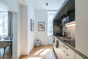 Réfrigérateur, micro-ondes, plaque de cuisson, lave-vaisselle
