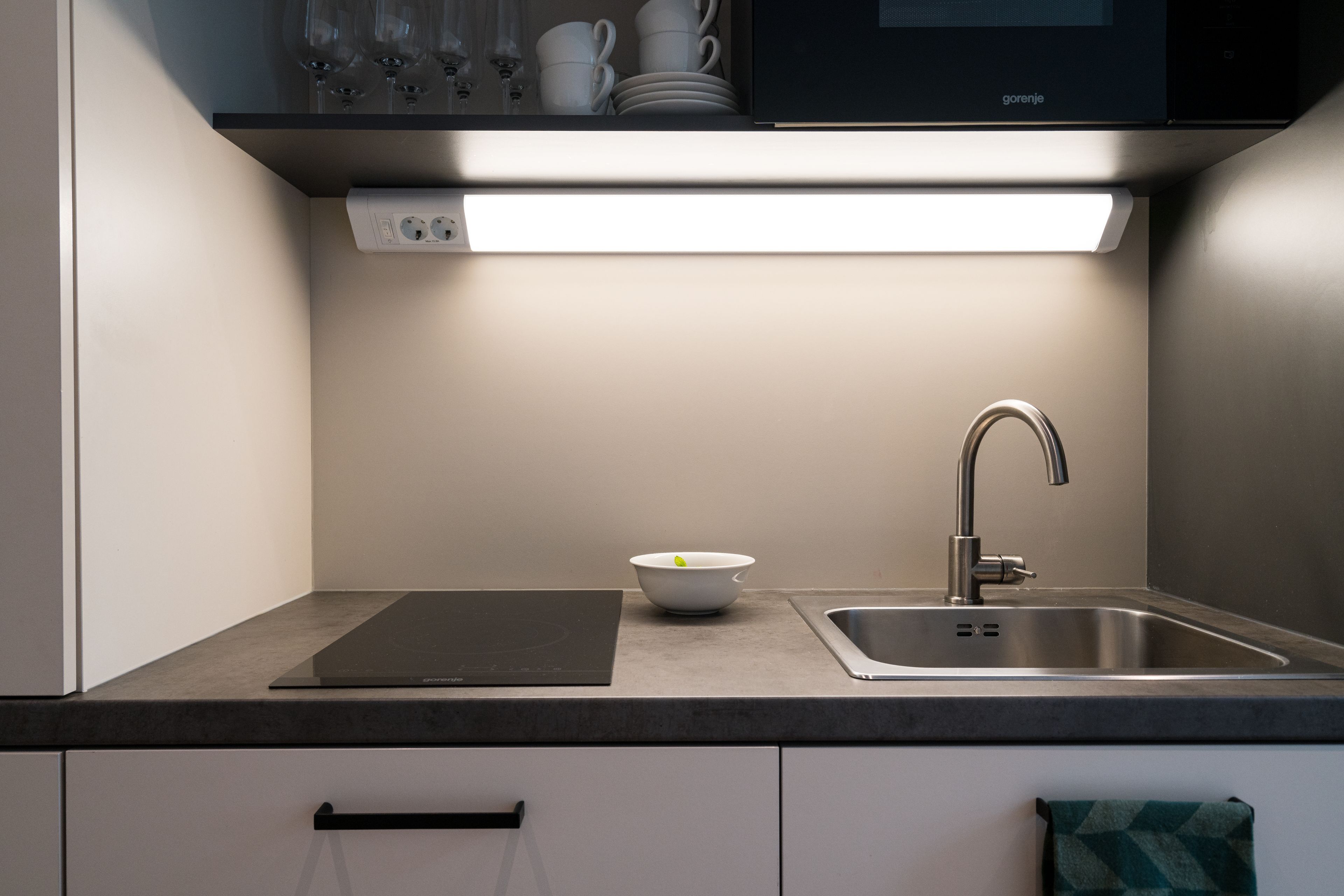 Fridge, microwave, stovetop, dishwasher