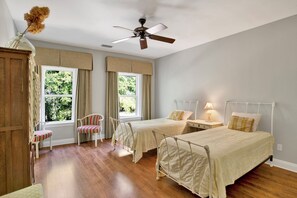 6 bedrooms, iron/ironing board, WiFi, bed sheets