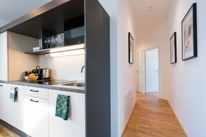 Réfrigérateur, micro-ondes, plaque de cuisson, lave-vaisselle