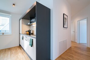 Réfrigérateur, micro-ondes, plaque de cuisson, lave-vaisselle
