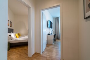 1 habitación, tabla de planchar con plancha, wifi gratis y ropa de cama