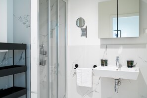 Sèche-cheveux, serviettes fournies