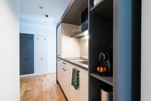 Refrigerador, microondas, placa de cocina, lavavajillas