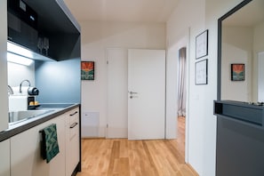 Kjøleskap, mikrobølgeovn, kokeplater og oppvaskmaskin