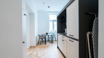 Kühlschrank, Mikrowelle, Herdplatte, Geschirrspüler