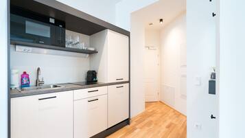 Kühlschrank, Mikrowelle, Herdplatte, Geschirrspüler