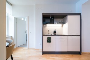 Kjøleskap, mikrobølgeovn, kokeplater og oppvaskmaskin