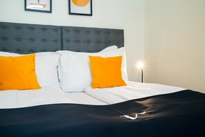 Tabla de planchar con plancha, wifi gratis, ropa de cama