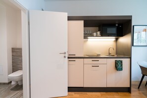 Kylskåp, mikrovågsugn, spishäll och diskmaskin