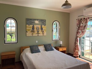 2 chambres, coffres-forts dans les chambres, fer et planche à repasser