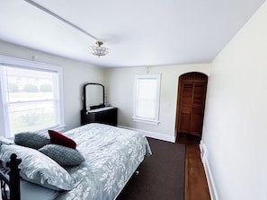 3 habitaciones, escritorio, tabla de planchar con plancha y wifi gratis 