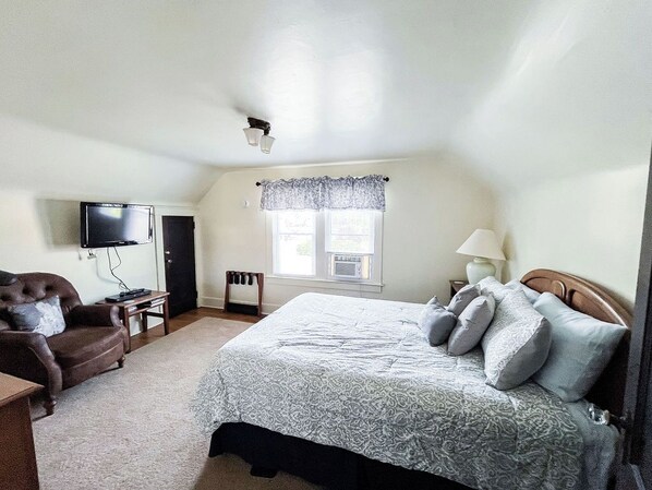 3 bedrooms, desk, iron/ironing board, free WiFi